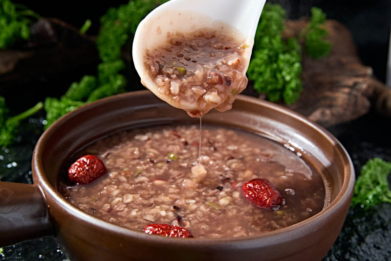 砂锅美味营养红豆薏米红枣杂粮粥图片