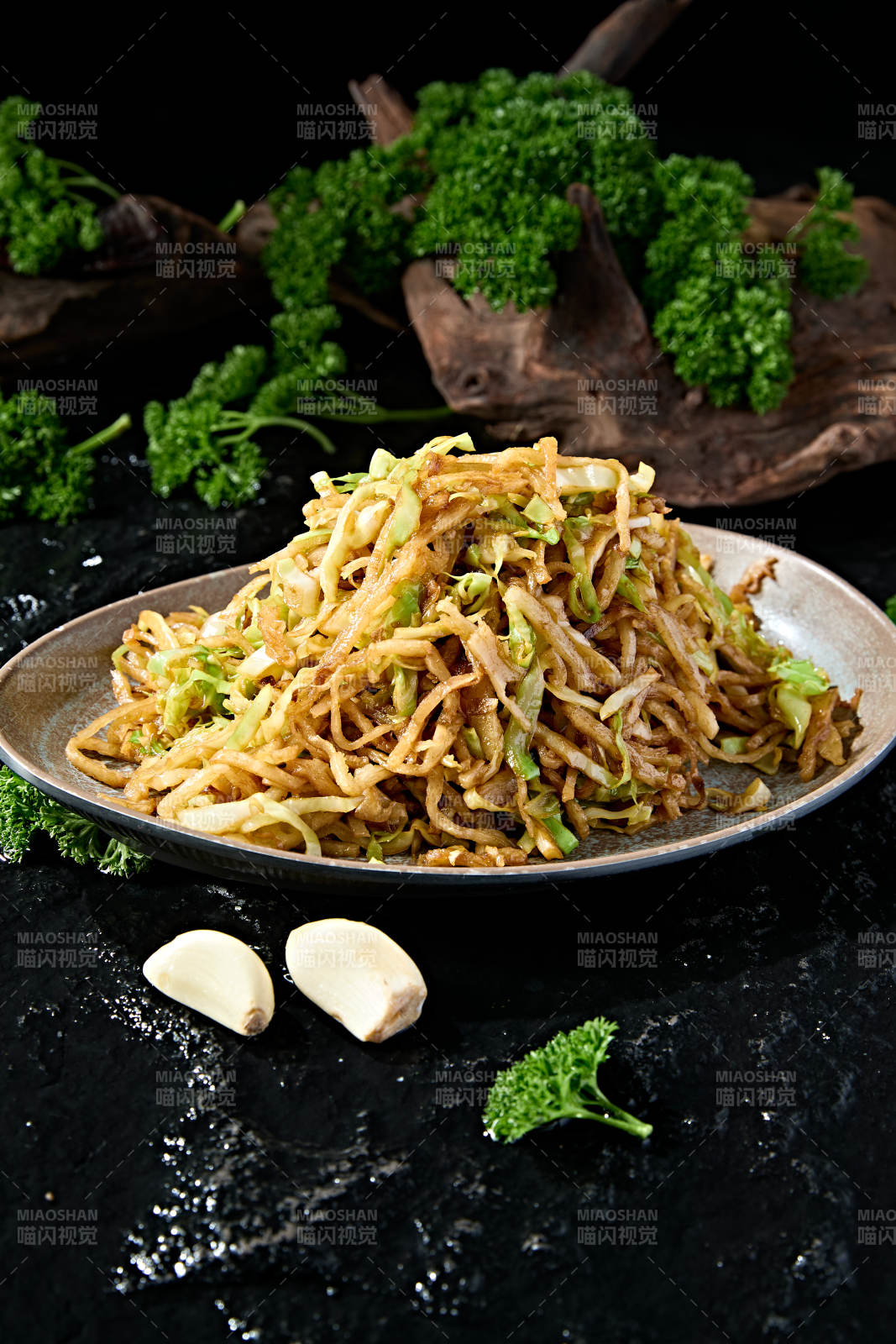 美味街头美食包菜素炒饼图片