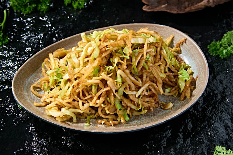 美味街头美食包菜素炒饼图片