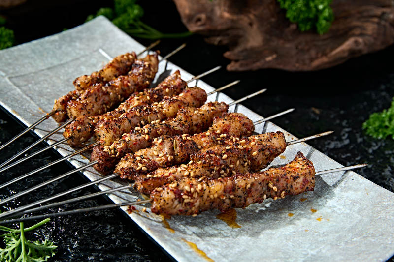 美味夜宵碳烤猪梅花肉串图片