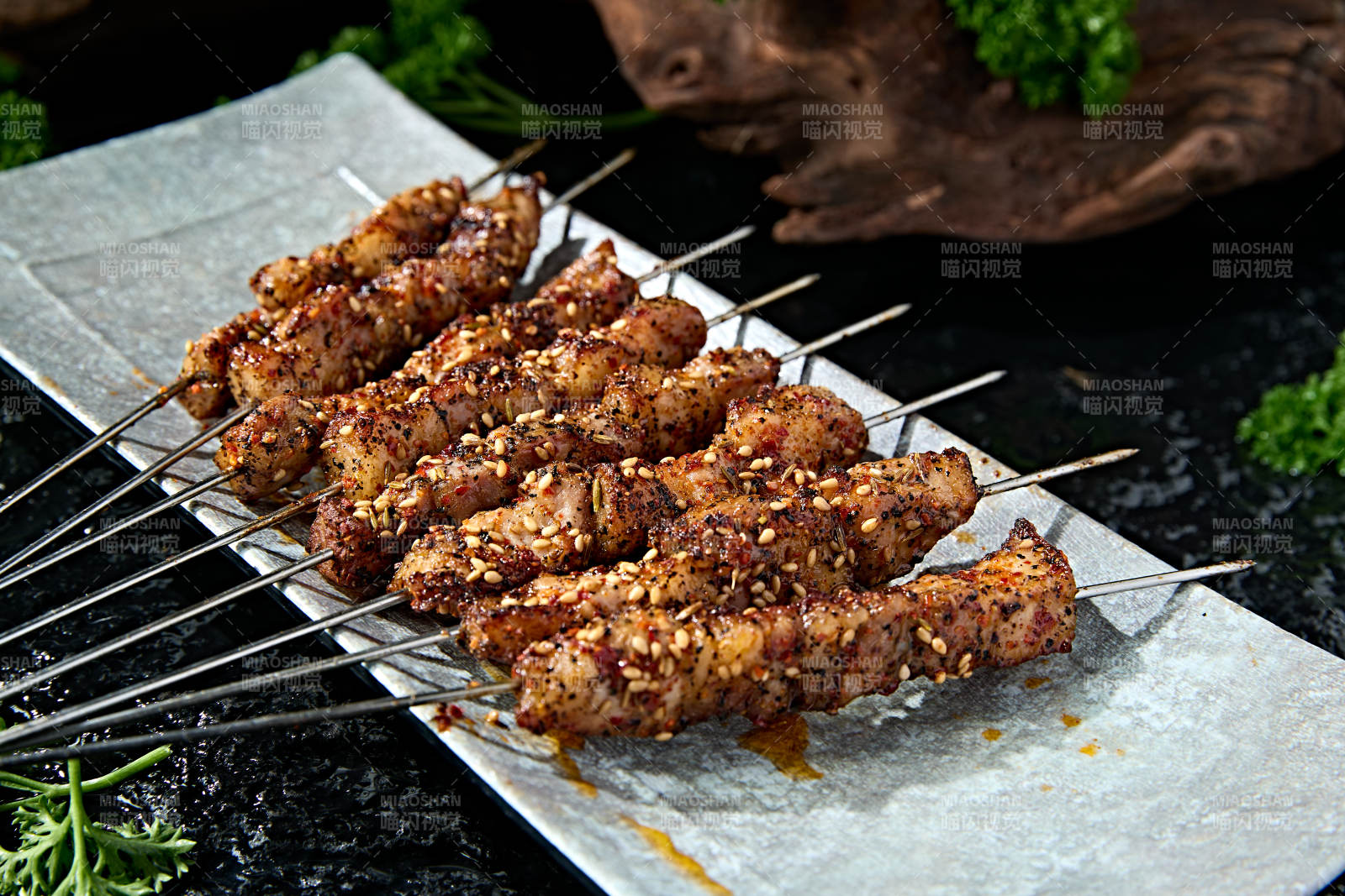 美味夜宵碳烤猪梅花肉串图片