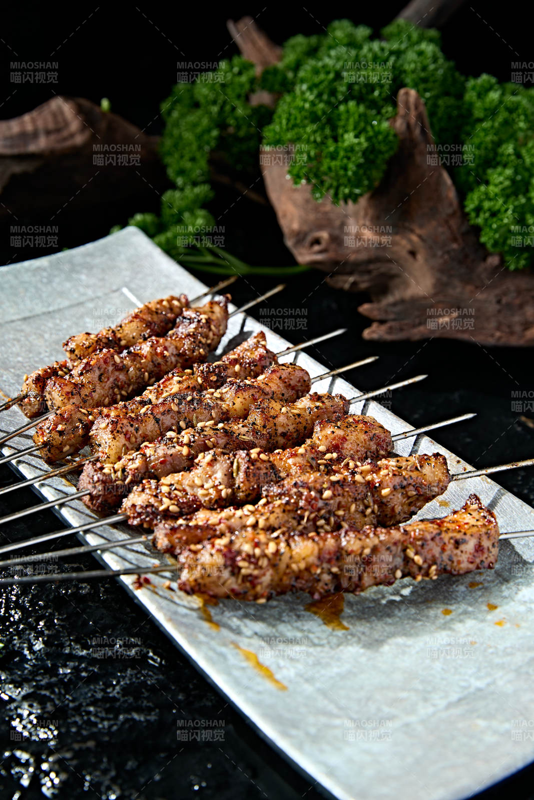 美味夜宵碳烤猪梅花肉串图片