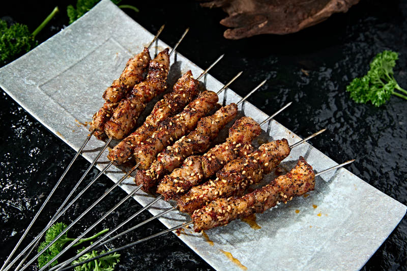 美味夜宵碳烤猪梅花肉串图片