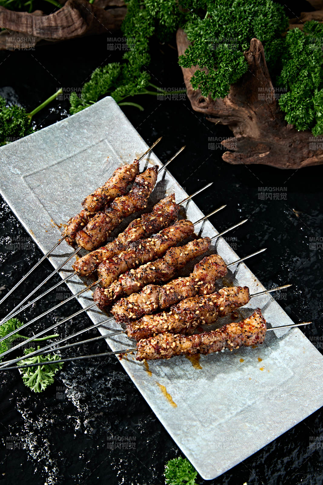 美味夜宵碳烤猪梅花肉串图片