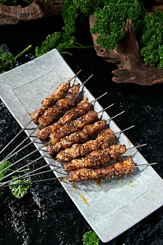 美味夜宵碳烤猪梅花肉串图片