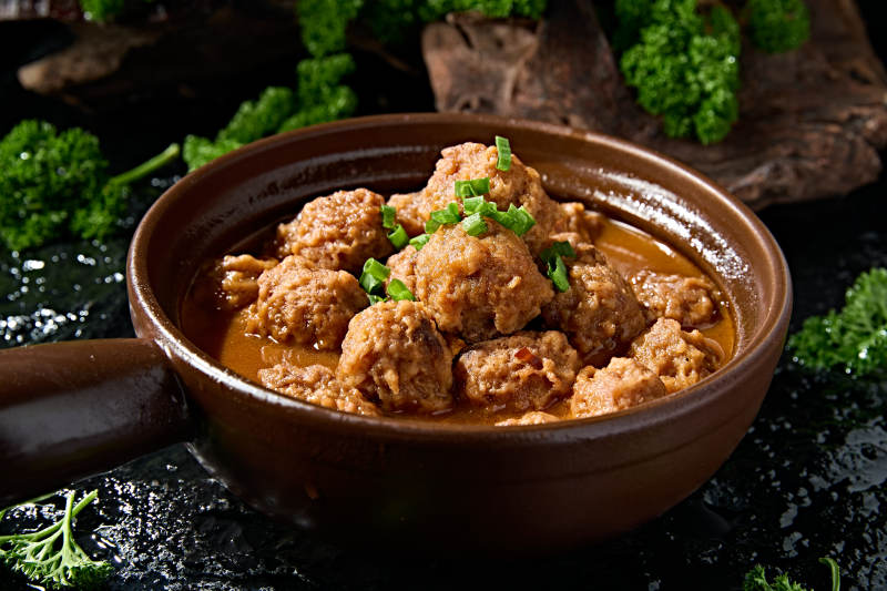 夜宵美食砂锅浓汤炖丸子图片