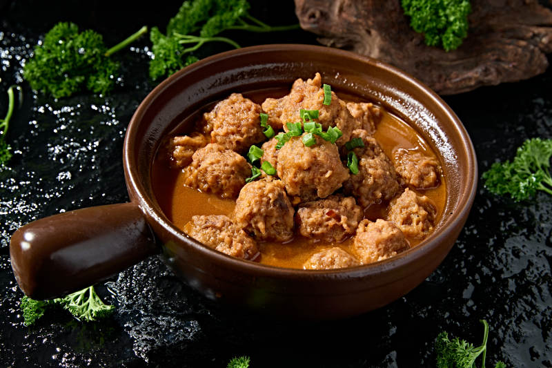 夜宵美食砂锅浓汤炖丸子图片