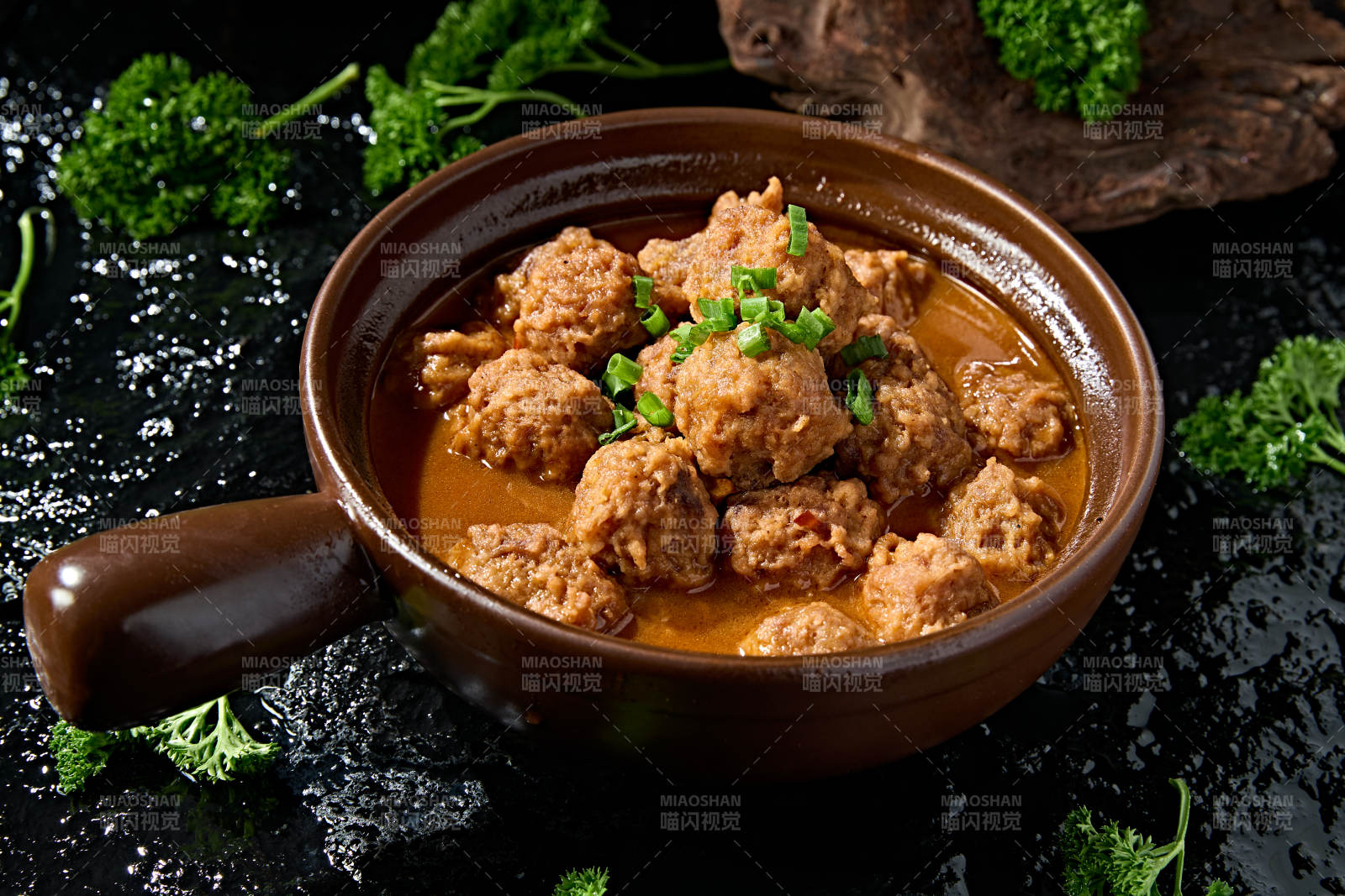 夜宵美食砂锅浓汤炖丸子图片