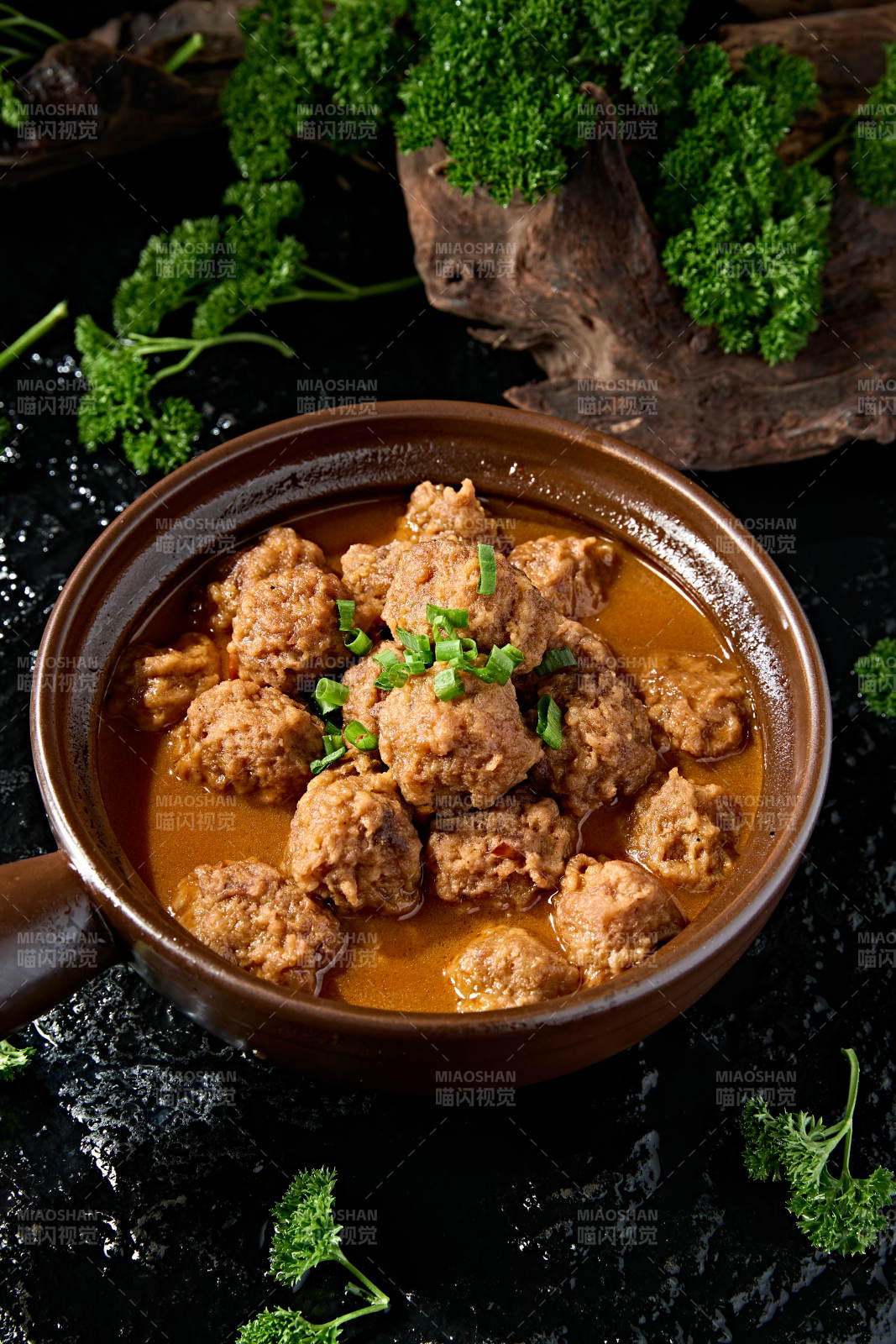 夜宵美食砂锅浓汤炖丸子图片