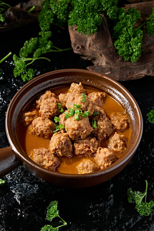 夜宵美食砂锅浓汤炖丸子图片
