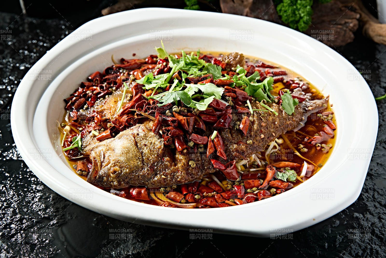 川味砂锅香辣水煮鲈鱼图片