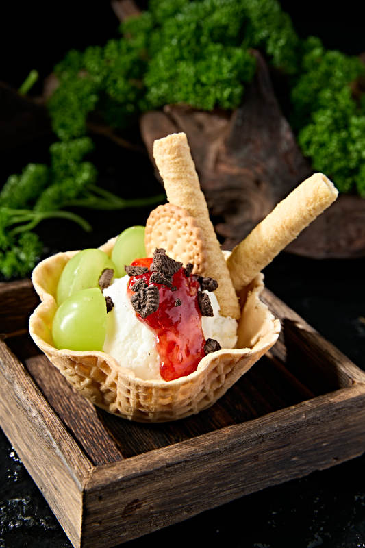 美味餐后甜点水果甜食点缀的香草冰激凌图片