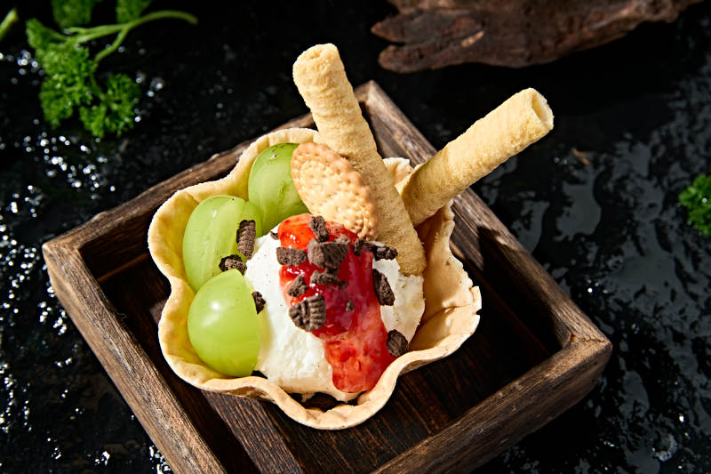 美味餐后甜点水果甜食点缀的香草冰激凌图片