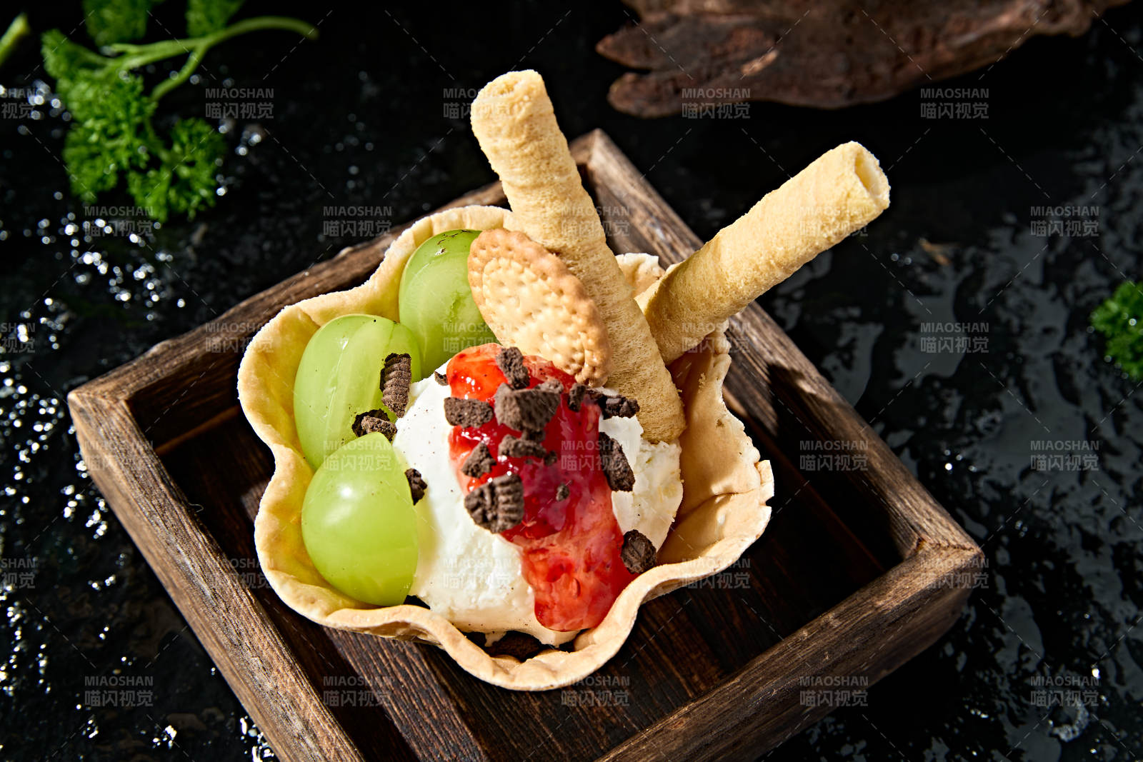 美味餐后甜点水果甜食点缀的香草冰激凌图片