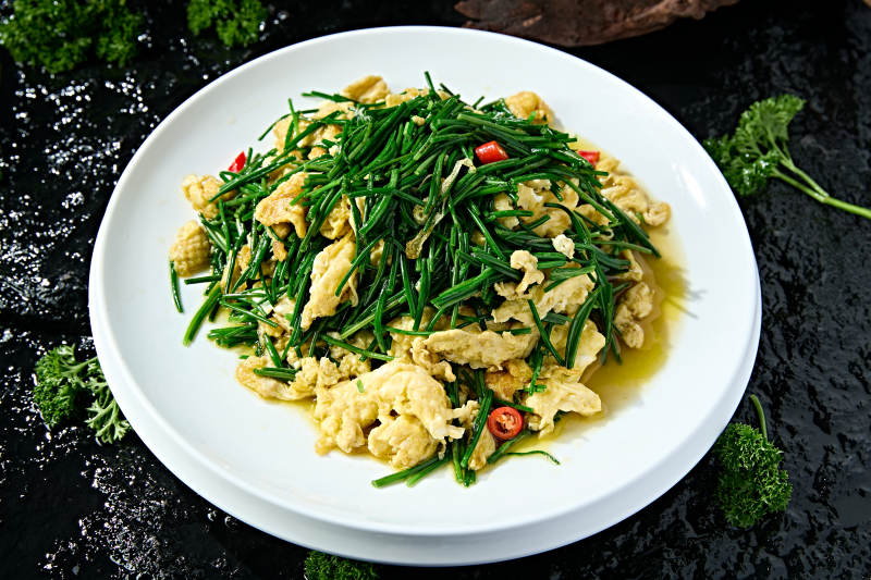 草原风味鲜沙葱米椒炒柴鸡蛋图片