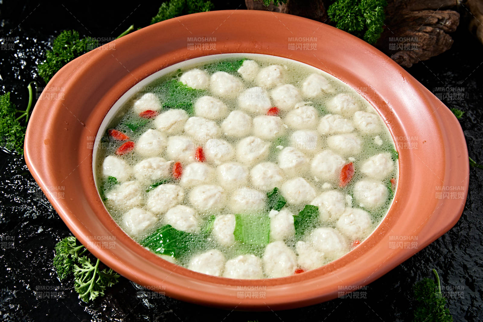 砂锅炖煮的枸杞浓汤手打鱼丸图片