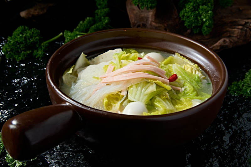 夜宵砂锅美味炖煮娃娃菜豆腐粉丝火腿丝鹌鹑蛋图片