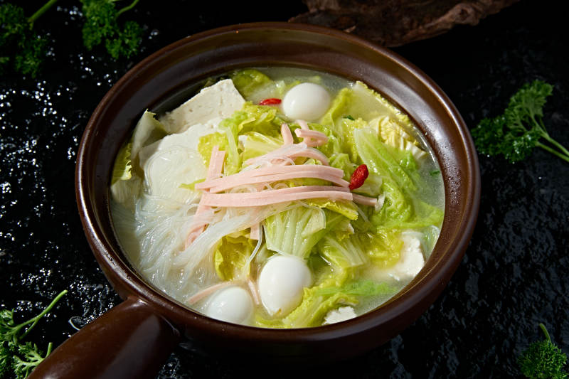 夜宵砂锅美味炖煮娃娃菜豆腐粉丝火腿丝鹌鹑蛋图片