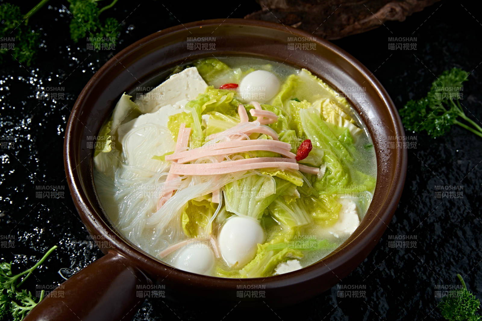 夜宵砂锅美味炖煮娃娃菜豆腐粉丝火腿丝鹌鹑蛋图片