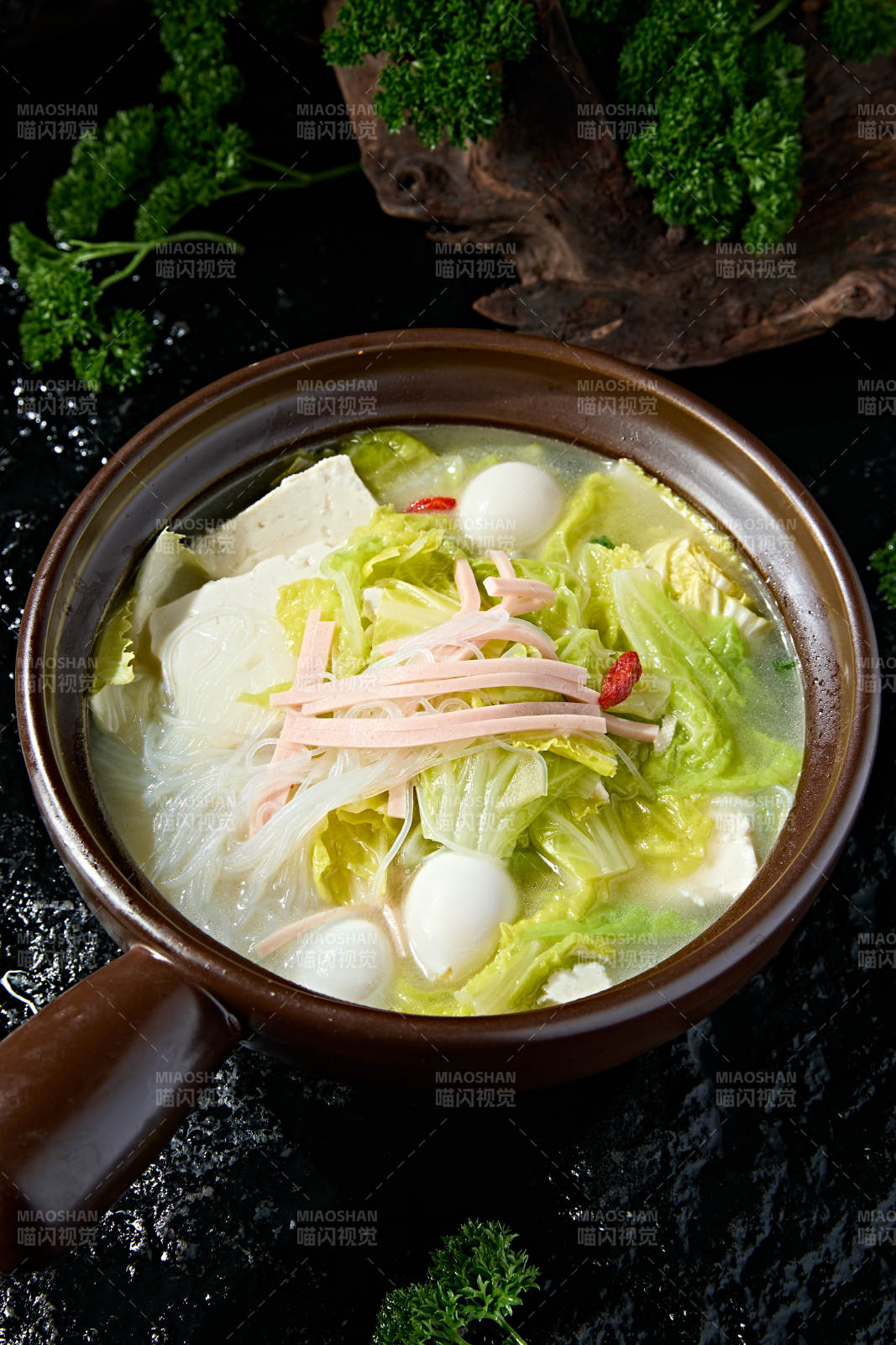 夜宵砂锅美味炖煮娃娃菜豆腐粉丝火腿丝鹌鹑蛋图片