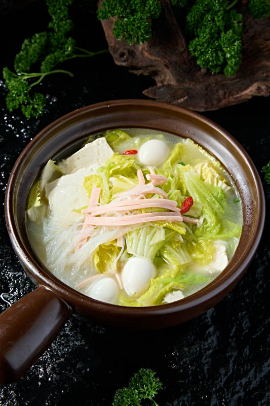 夜宵砂锅美味炖煮娃娃菜豆腐粉丝火腿丝鹌鹑蛋图片