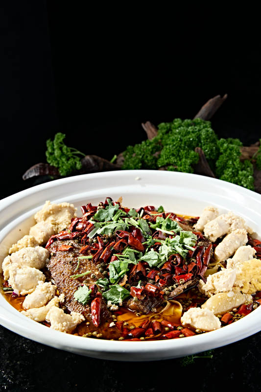 川味砂锅香辣水煮鲈鱼炖鱼籽图片