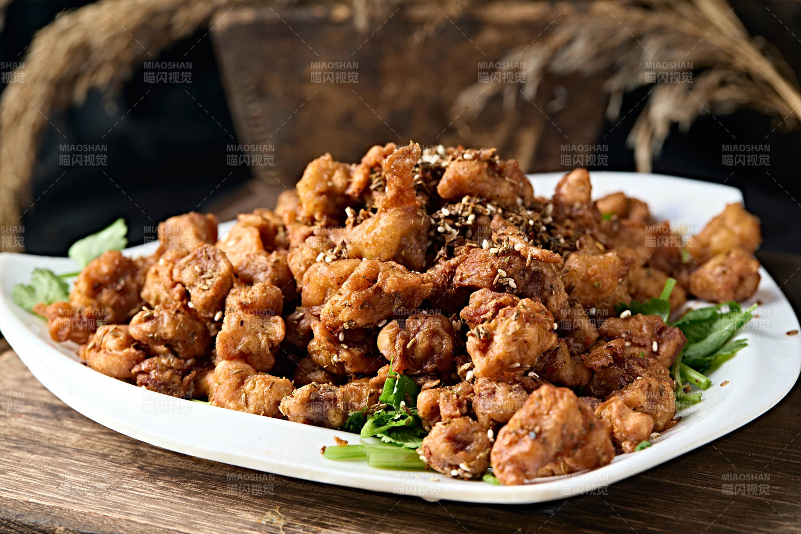 美味淄博小饼蘸酱菜配孜然干炸鸡丁图片