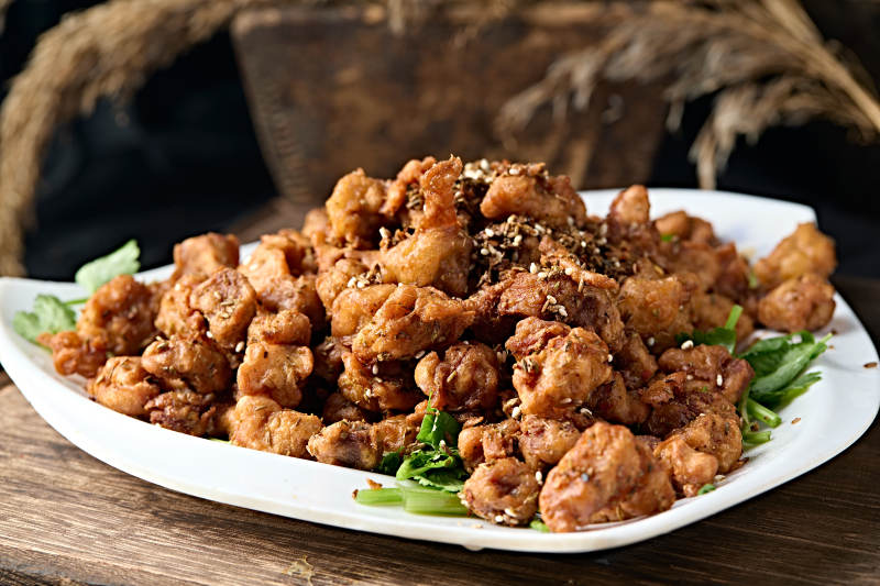 美味淄博小饼蘸酱菜配孜然干炸鸡丁图片