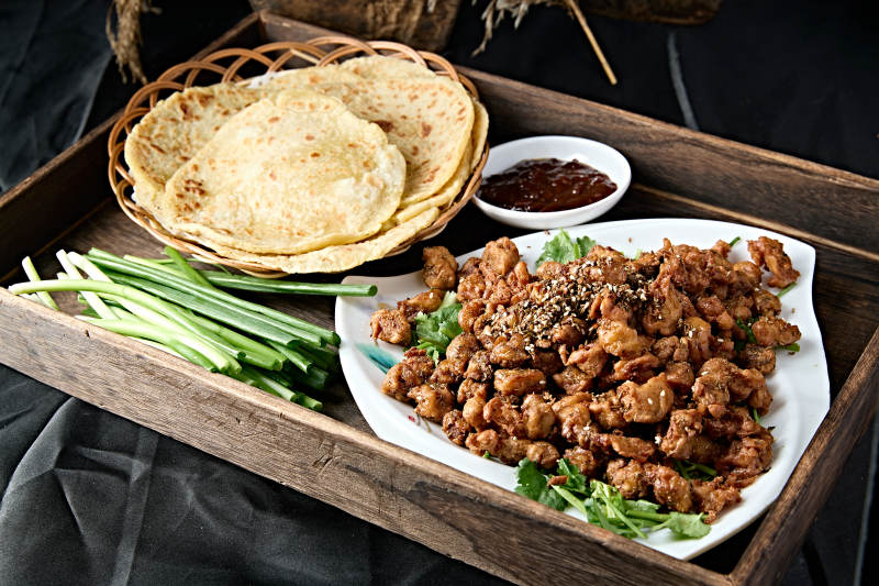 美味淄博小饼蘸酱菜配孜然干炸鸡丁图片