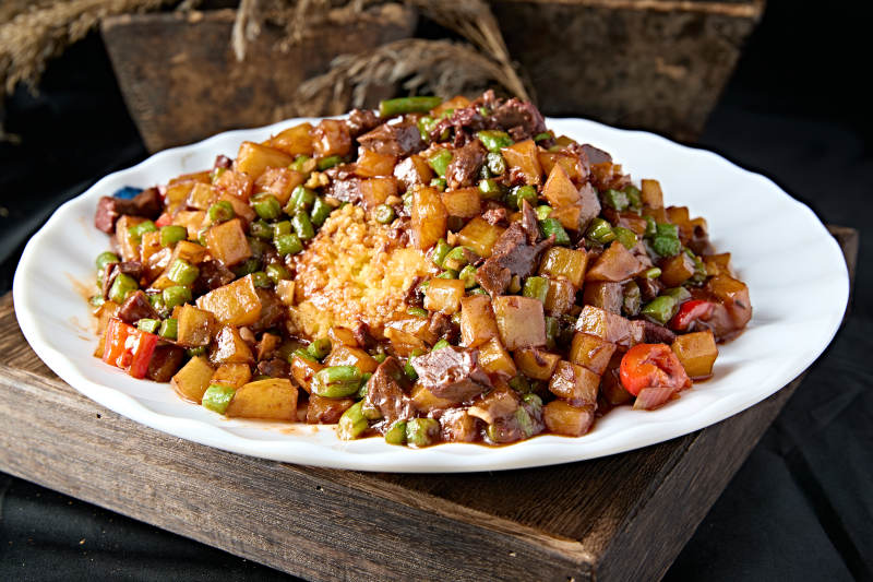 豆角土豆米椒炖牛肉盖浇小米蒸饭图片