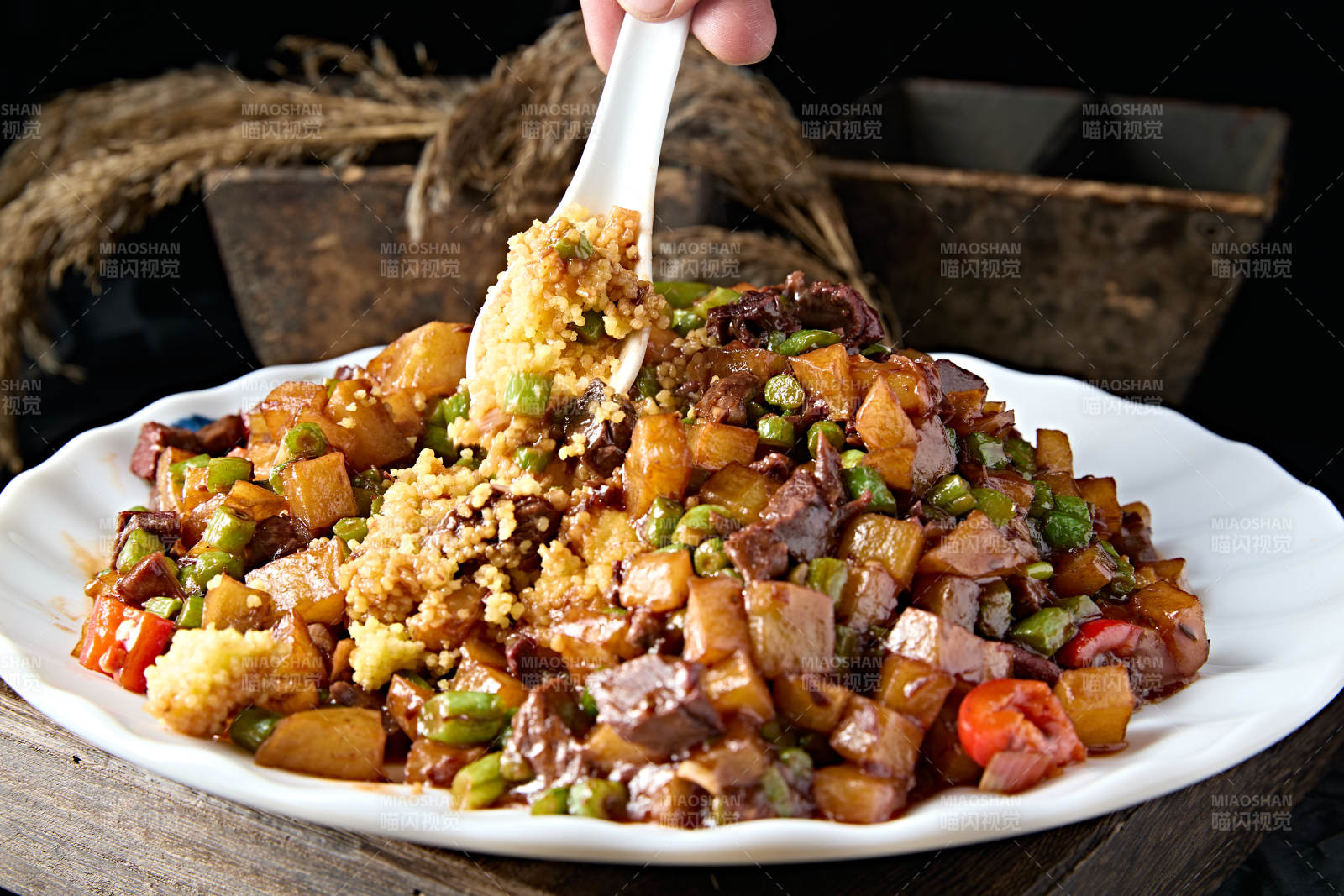 豆角土豆米椒炖牛肉盖浇小米蒸饭图片