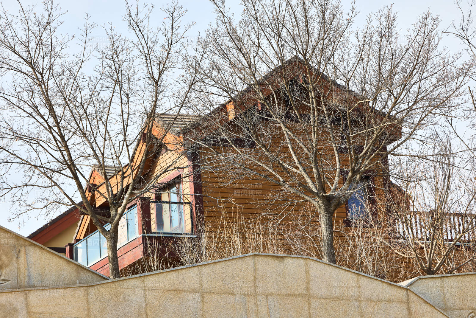 建立在风景区高地上的木屋别墅建筑图片