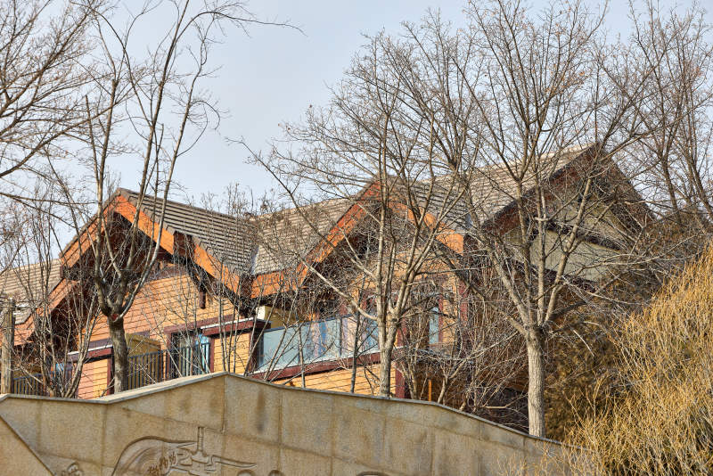 建立在风景区高地上的木屋别墅建筑图片