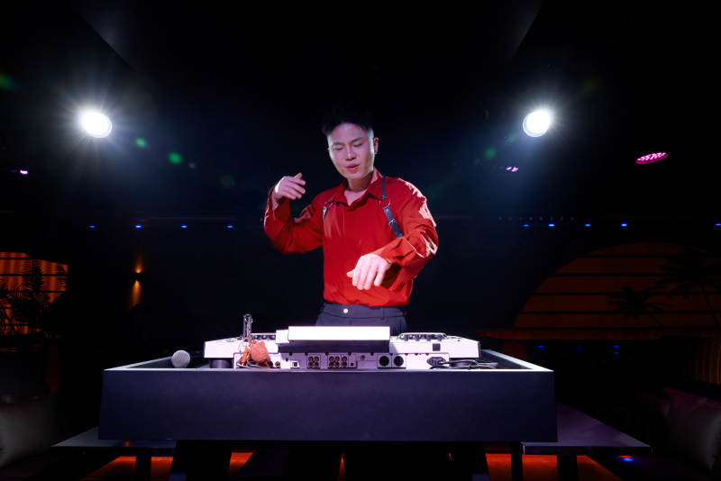 酒吧夜店进行才艺表演的男性音乐DJ图片
