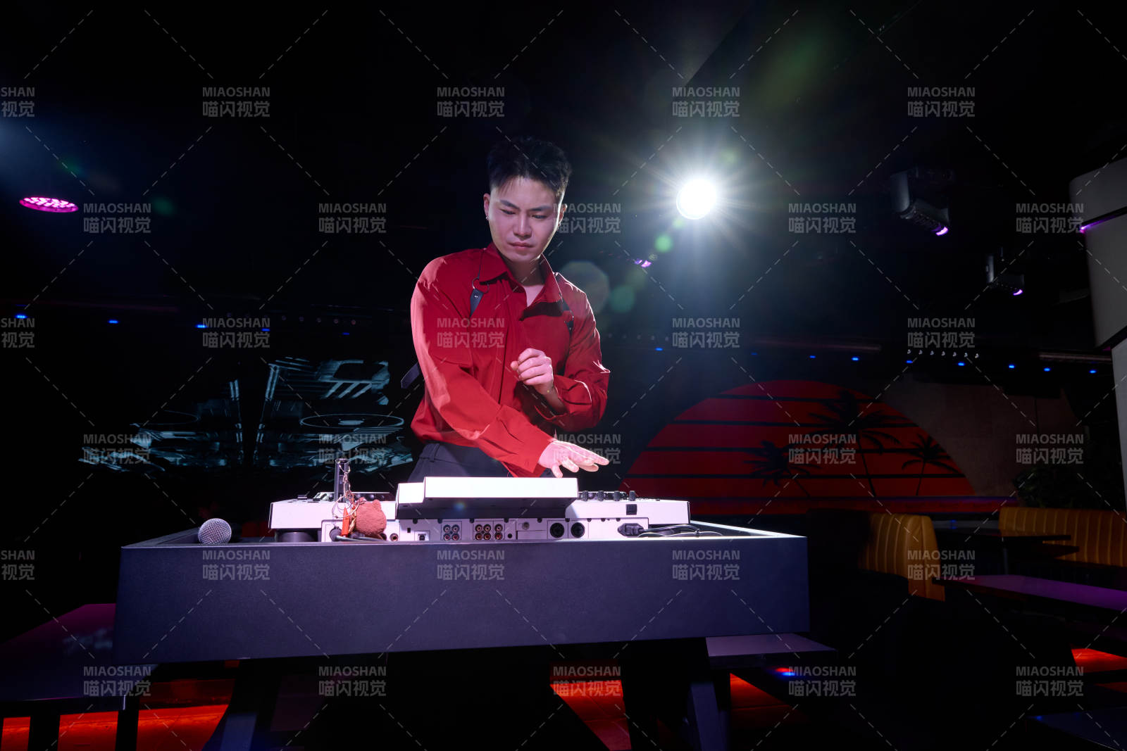酒吧夜店进行才艺表演的男性音乐DJ图片