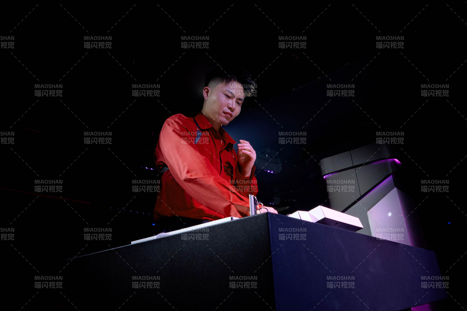 酒吧夜店进行才艺表演的男性音乐DJ图片