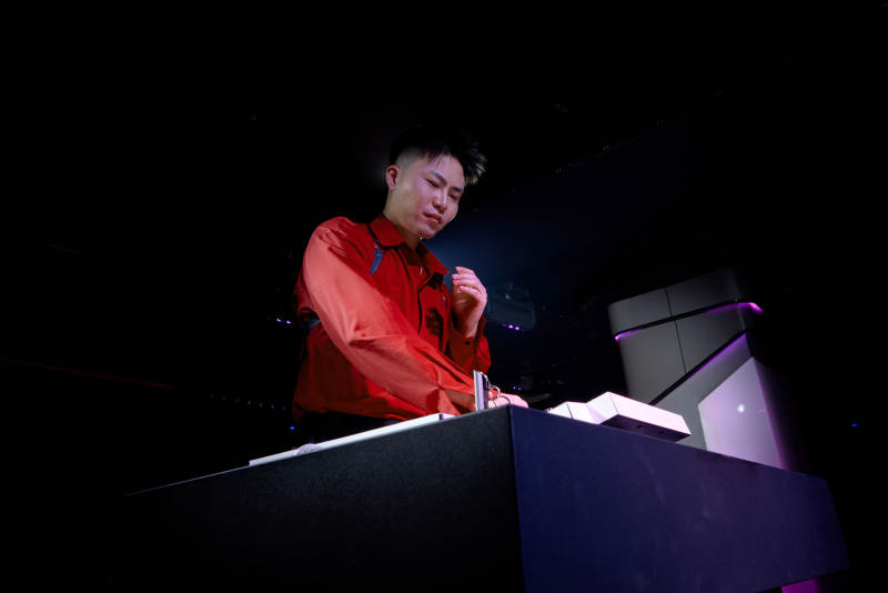 酒吧夜店进行才艺表演的男性音乐DJ图片