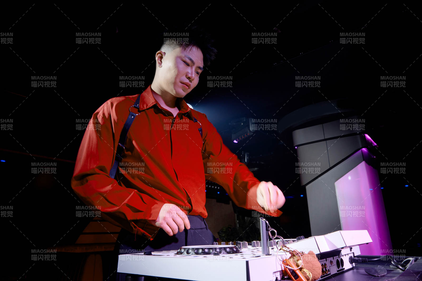酒吧夜店进行才艺表演的男性音乐DJ图片