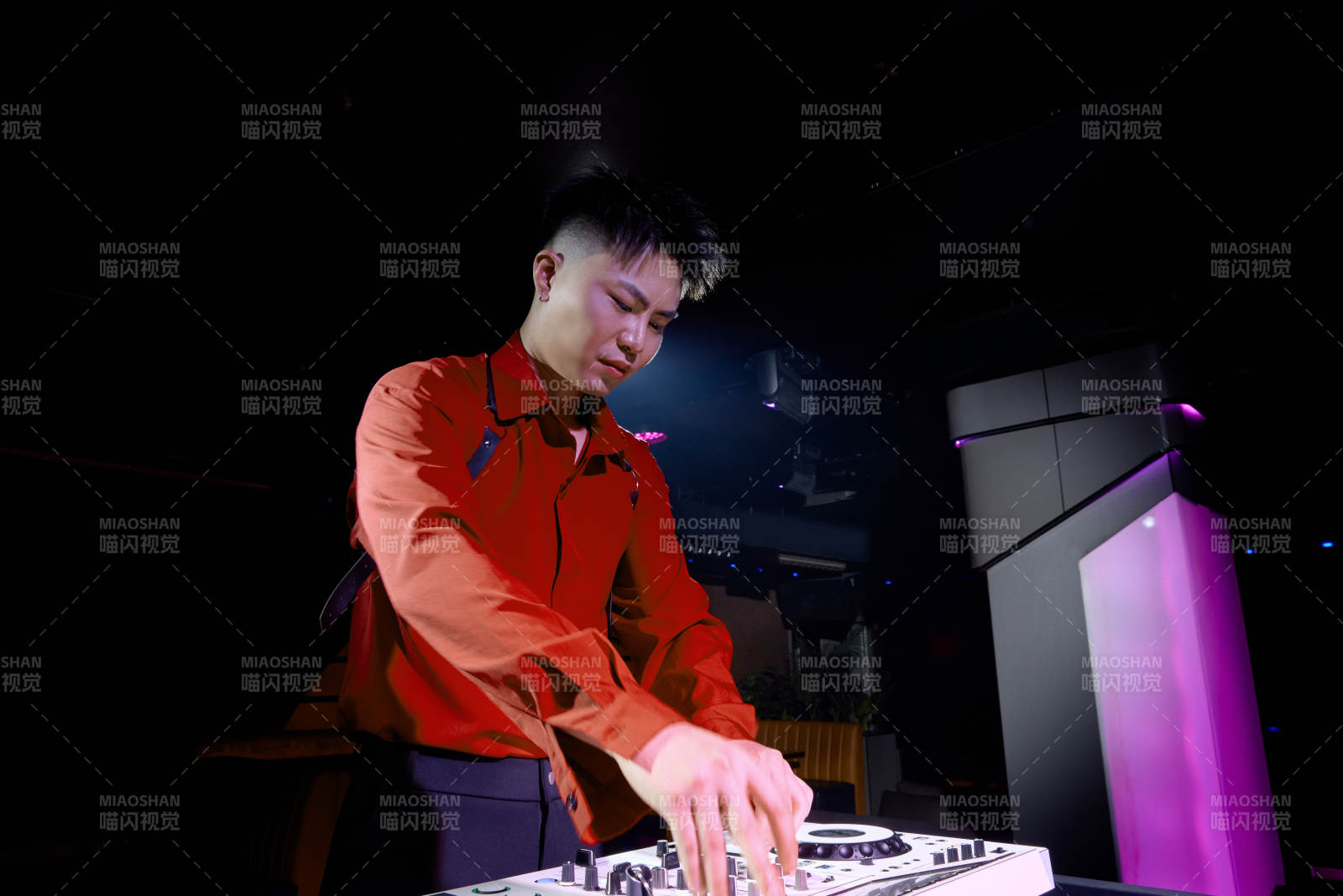 酒吧夜店进行才艺表演的男性音乐DJ图片