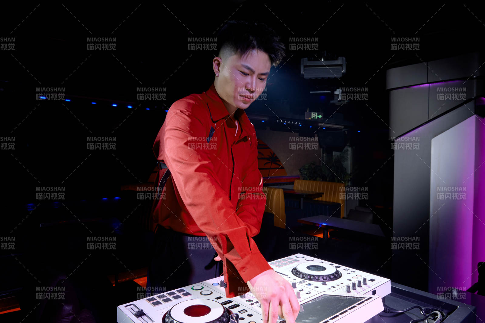 酒吧夜店进行才艺表演的男性音乐DJ图片