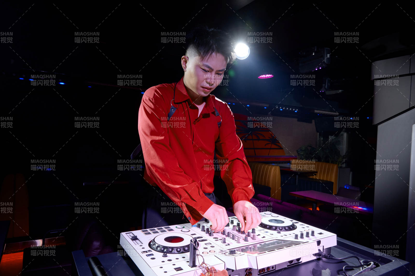 酒吧夜店进行才艺表演的男性音乐DJ图片