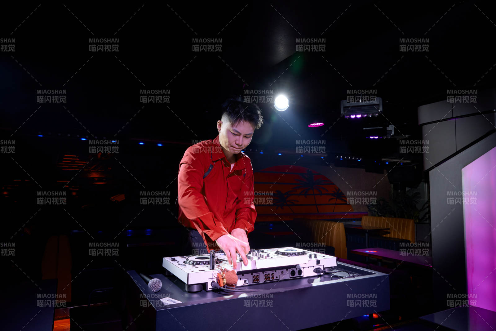 酒吧夜店进行才艺表演的男性音乐DJ图片