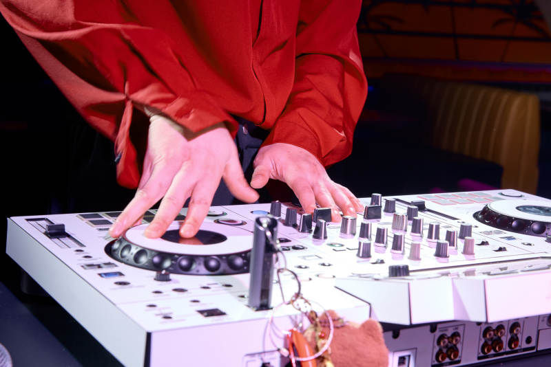 酒吧夜店进行才艺表演的男性音乐DJ图片