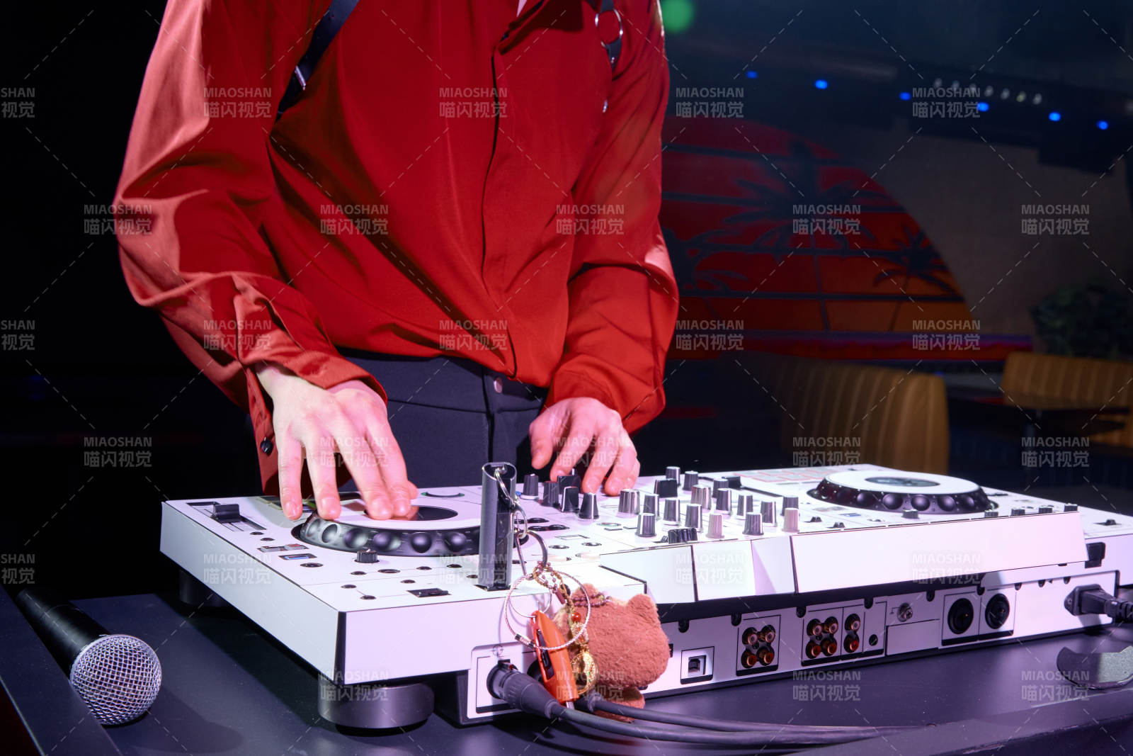 酒吧夜店进行才艺表演的男性音乐DJ图片