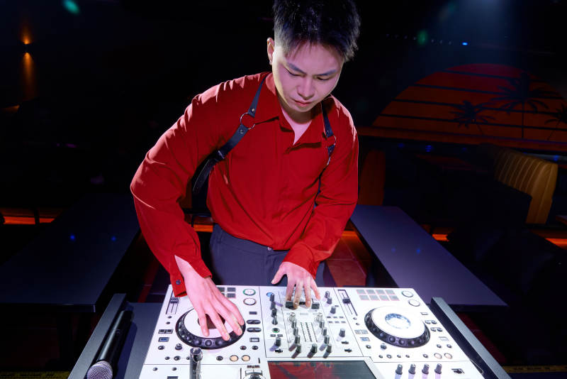 酒吧夜店进行才艺表演的男性音乐DJ图片