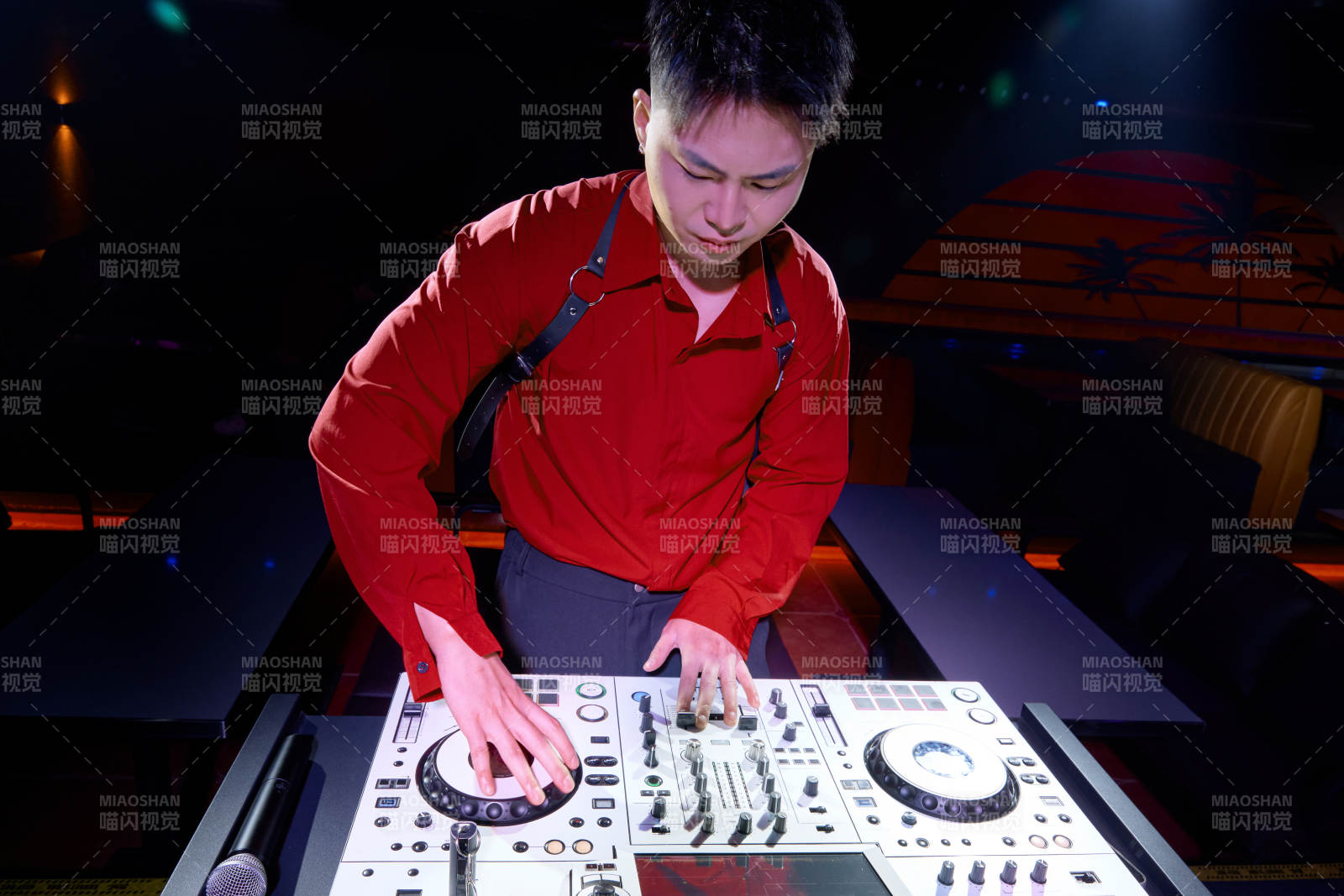 酒吧夜店进行才艺表演的男性音乐DJ图片