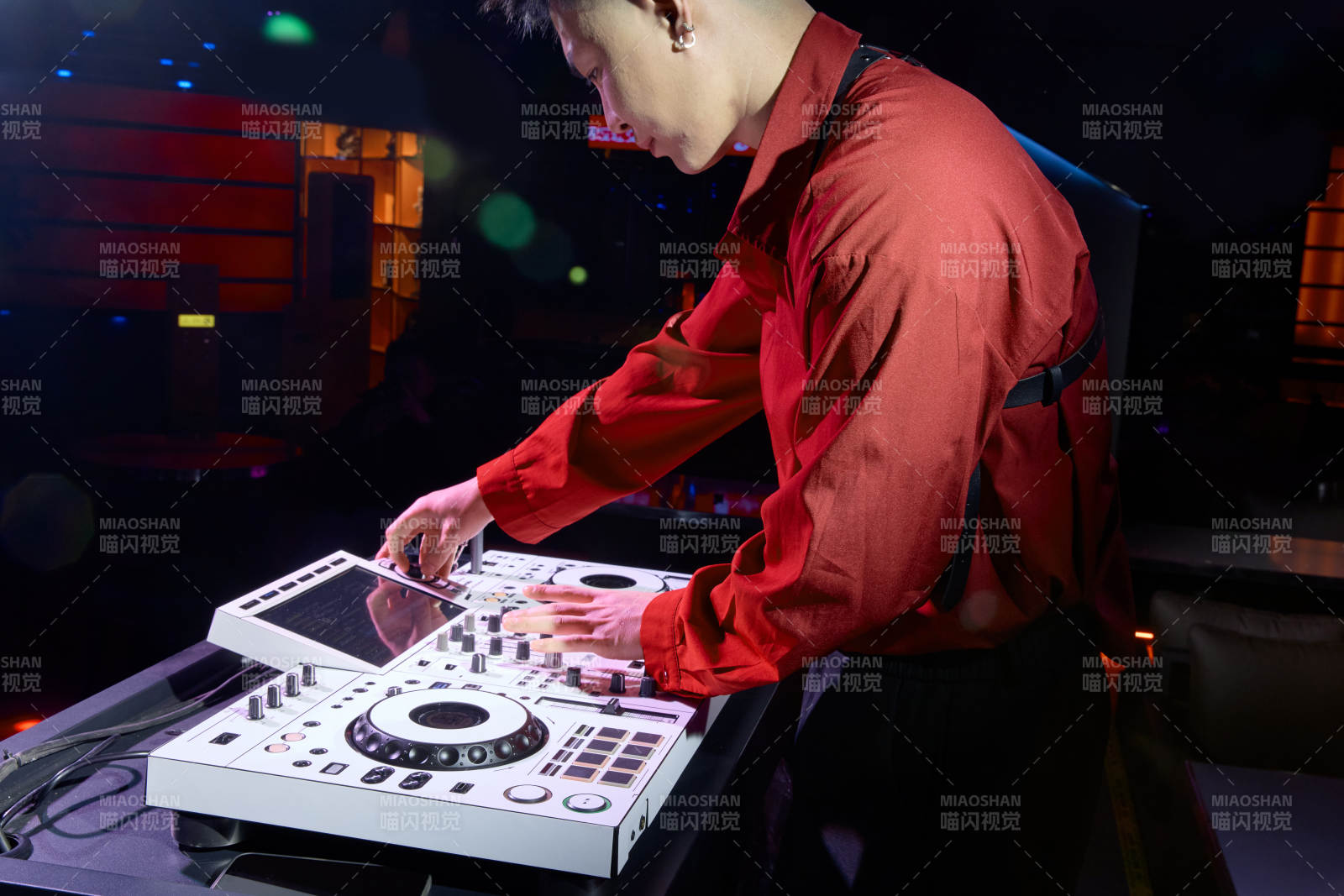 酒吧夜店进行才艺表演的男性音乐DJ图片