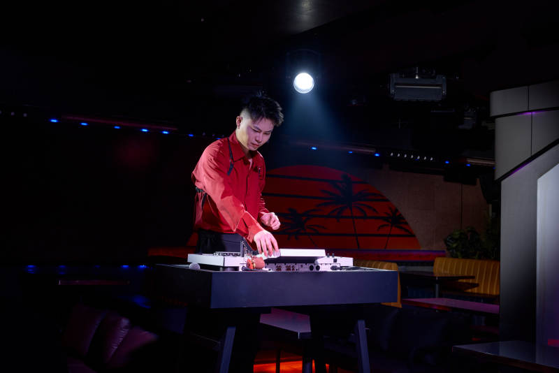 酒吧夜店进行才艺表演的男性音乐DJ图片