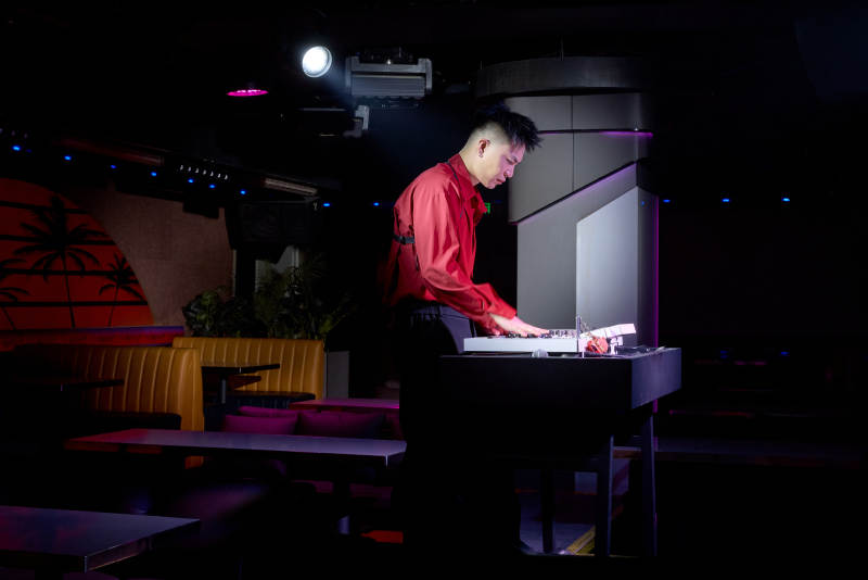 酒吧夜店进行才艺表演的男性音乐DJ图片