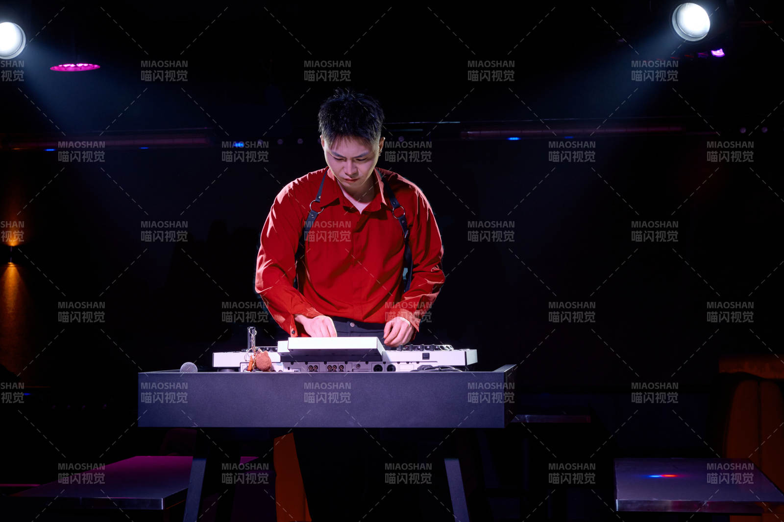酒吧夜店进行才艺表演的男性音乐DJ图片